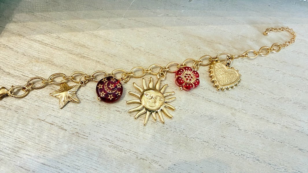 Bracelet charms soleil et cœur doré et perles rouges