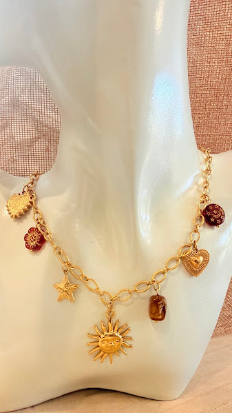 Collier charms soleil et cœur doré et perles rouges