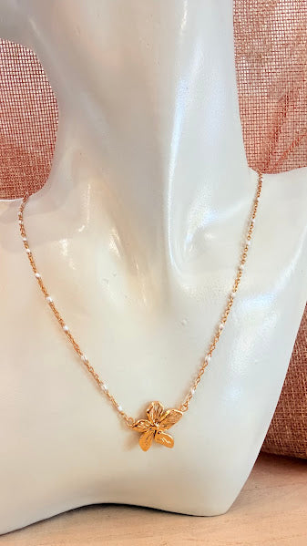 Collier fleur dorée et perles blanches