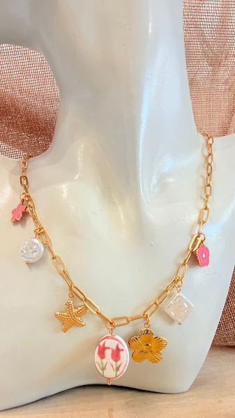 Collier doré à breloques roses