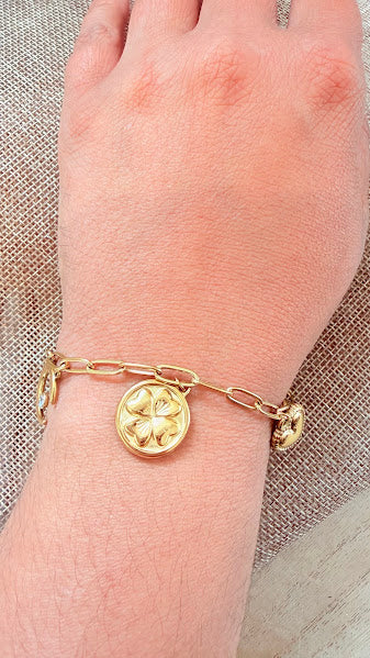 Bracelet doré à breloques trèfle
