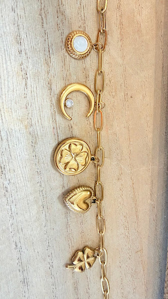 Bracelet doré à breloques trèfle