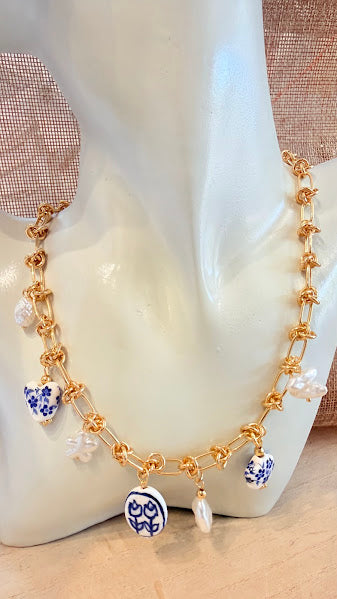 Collier perles à motifs bleu et blanc