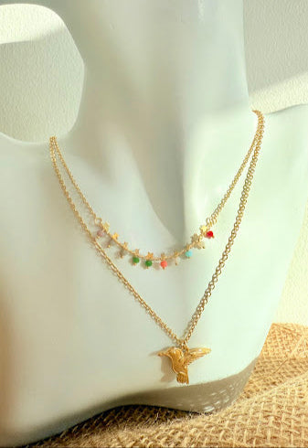 Collier double rang doré perles multicolores et pendentif colibri