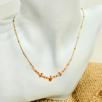 Collier perles roses et chaîne fine dorée