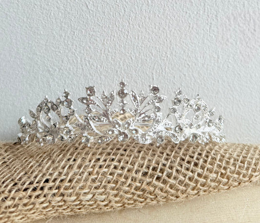 Diadème de mariée argenté fin et élégant avec strass scintillants
