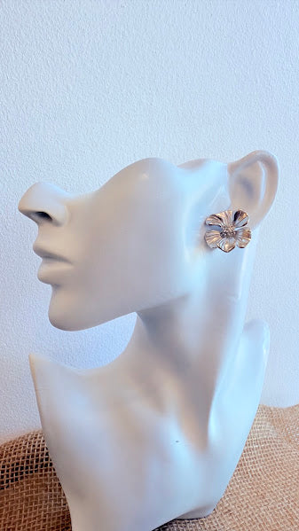 Boucles d’oreilles fleur sculptée dorée
