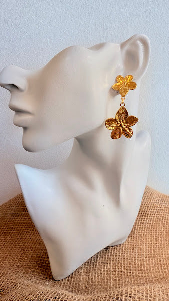 Boucles d’oreilles pendantes double fleur dorée