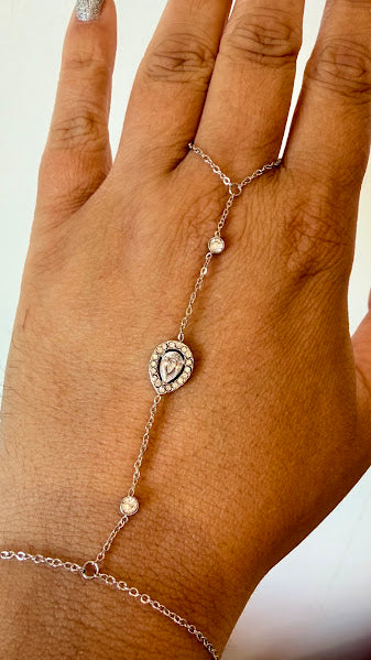 Chaîne de main argentée avec motif goutte et strass