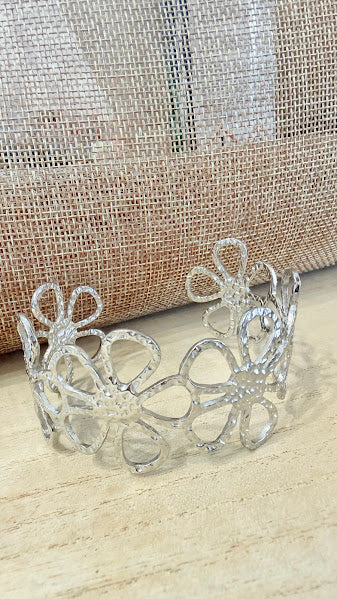 Manchette fleur ajourée